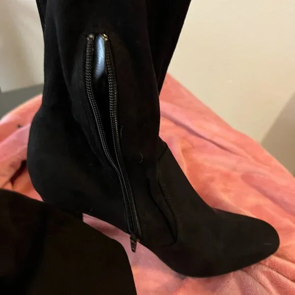 Barely Worn Knee-high black Suede boots Sz 9 - Picture 2 of 3